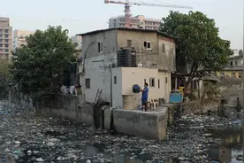 美媒:印虽建大量厕所但废弃物无法处理 部分直接入河图片