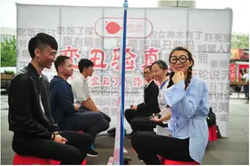 广州情侣化妆体验变丑 “恋恋”呼吁真爱无关颜值图片