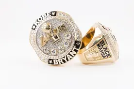 珍妮赠湖人元素钻戒祝贺科比退役图片