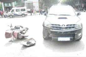 酒后驾车闯红灯 八旬老母险丧车轮图片