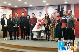 乌兰托娅举办新专辑发布会 现场与歌迷亲密互动图片