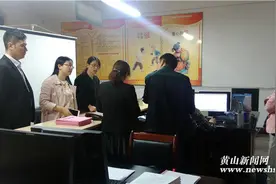 歙县中和社区：市社保局长金王军到中和社区指导企业退休人员认证工作图片