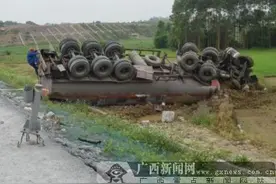 北海：载30吨易燃危化品运输车高速上侧翻图片
