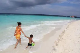 他四个月开启环球旅行，妈妈相对他说，谢谢你陪着我一起看世界！图片