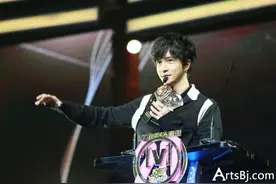 薛之谦持续霸屏获榜中榜“最受欢迎唱作歌手”图片