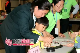 “小小邮递员”体验传统寄信图片
