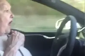 美国70岁老太体验特斯拉自动驾驶汽车 反应震惊图片