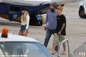 比伯与绯闻女友一同现身 坐私人飞机度假图片
