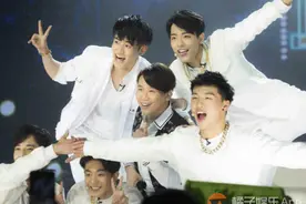 赤脚歌唱、大咖助阵，燃烧的少年一转眼就成了“撩妹男神”！图片