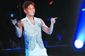 张智霖将在广州唱金曲秀肌肉图片
