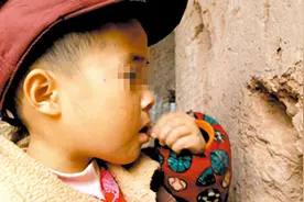 男孩患上异食癖 嚼穿家中墙壁图片