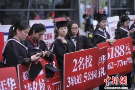 重庆房交会变“制服秀” 现场美女如云（组图)图片