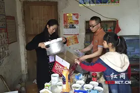 独眼爷爷与孙女相依为命 志愿者捐财捐物献爱心图片