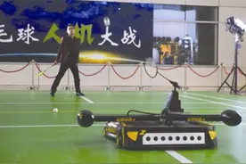 蓉漂嘉年华上演羽毛球“人机大战”图片
