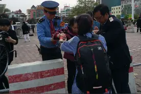 灵宝火车站为高龄瘫痪旅客开辟“生命通道”乘车图片