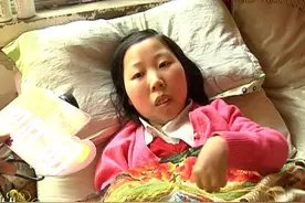 爱织针线间！十字绣女孩的微心愿图片