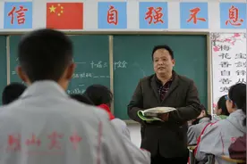 淮北患癌教师李玉明重返课堂：站上讲台就忘了病痛图片