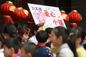 合肥娃娃爱心义卖传真情图片