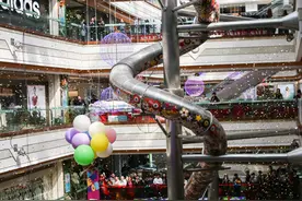 上海一商场内建五层楼高滑梯整改后开放试体验，有人吓得尖叫图片