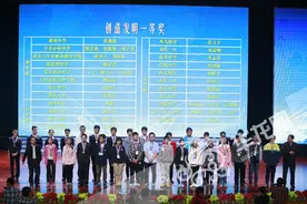 老人弯腰捡球很费力 这个小学生发明“一粘就起来”的球拍图片