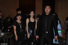 裸背好诱人！古力娜扎获保镖开道气场十足 好身材引围观图片