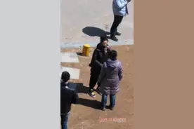 赵薇袁泉低调现身青岛某小区 口罩遮面图片