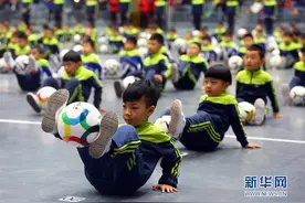 足球嘉年华 娃娃“乐翻天”图片