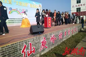 “幸福号”在荷塘月色示范区启航图片