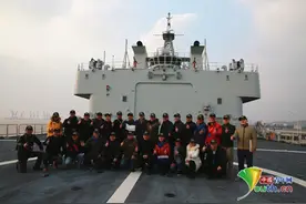 走进东海舰队：与深蓝梦想的一次相遇——记“网络名人进军营·舷边共话新时代”主题活动图片