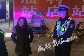 女乘客高速服务区上厕所 被大巴遗忘图片