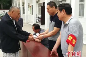 河南长葛“慈善哥”爱心做慈善25年不停歇图片