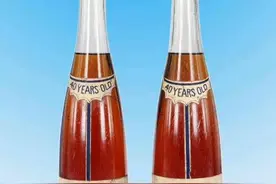 民间收藏家展示1930年代张裕金奖白兰地图片