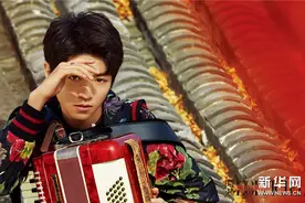 王俊凯双封开年 演绎台前幕后双面本色图片