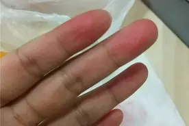 去“双盈果蔬超市”买橘子 剥皮染个满手红图片