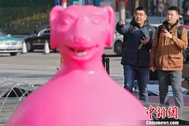 “十二生肖”雕塑亮相上海街头 颜色各异造型“呆萌”图片