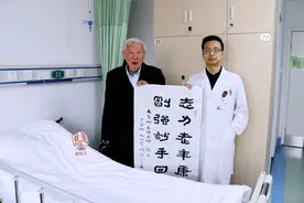 医生徒手为便秘老人“掏粪”，老人赠字致谢图片