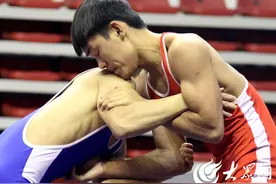 山东省古典式摔跤冠军杯赛落幕 选手火力十足争夺冠亚军图片