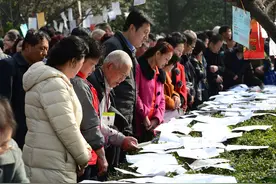 孩子不急父母急　“相亲角”里家长多图片