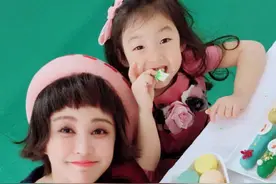张歆艺与小泡芙鬼马合影 大小泡芙合体拍MV图片