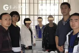 父母与亲生儿子失散23年 隔高墙铁窗“滴血”相认图片