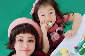 小泡芙吃甜品秒变小花猫萌炸了 同框张歆艺不输阵图片