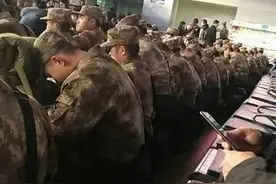 “全体都有，把座位让给老百姓！”军人“优先”感动京城图片