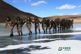边防苦乐知多少？喝水靠凿冰，躺地装死躲黑熊图片