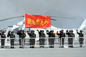 揭秘“蛟龙突击队”：队员均具四栖作战和海上反恐能力 随时准备作战视频封面