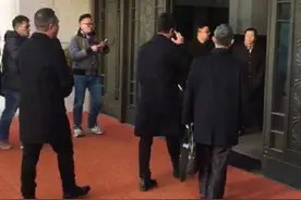 ​杭州保姆纵火案律师党琳山退庭前叮嘱莫焕晶：不要回答任何问题图片
