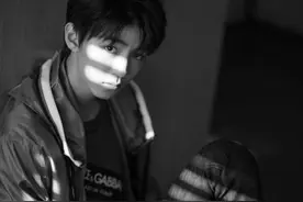 王俊凯最新写真眼神迷离 黑白光影下诠释帅气少年图片