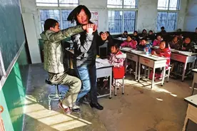 驻马店妻子坚持6年背丈夫上讲台 患难夫妻获天天正能量奖图片
