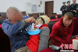 监狱中的全家福：献给九岁脑瘫女孩的生日礼物图片
