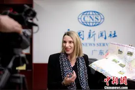 法国美女议员首次访华 随包带红酒四处推销图片