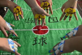 山东聊城举办趣味指尖篮球比赛 惹人捧腹图片